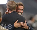 01.10.2026, Fussball UEFA Nations-League 2026/2027, 3.Spieltag, Deutschland - Serbien, in der Allianz-Arena München. TV - Experte Per Mertesacker (li, Deutschland) und Bundestrainer Jürgen Klopp (Deutschland) umarmen sich