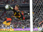 01.10.2026, Fussball UEFA Nations-League 2026/2027, 3.Spieltag, Deutschland - Serbien, in der Allianz-Arena München. Torwart Jonas Urbig (Deutschland) hechtet dem Ball hinterher,