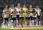 01.10.2026, Fussball UEFA Nations-League 2026/2027, 3.Spieltag, Deutschland - Serbien, in der Allianz-Arena München. Mannschaftsfoto

Hintere Reihe von links : Derry Scherhant (Deutschland), Malick Thiaw (Deutschland), Nick Woltemade (Deutschland) , Torwart Jonas Urbig (Deutschland), Waldemar Anton (Deutschland), und Alexander Pavlovic (Deutschland)

Vordere Reihe v.l. Philipp Treu (Deutschland), Maximilian Mittelstädt (Deutschland), Florian Wirtz (Deutschland), Tom Bischof (Deutschland) und Serge Gnabry (Deutschland) 