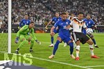 01.10.2026, Fussball UEFA Nations-League 2026/2027, 3.Spieltag, Deutschland - Serbien, in der Allianz-Arena München. v.l. Torwart Djordje Petrovic (Serbien), Strahinja Erakovic (Serbien) und Derry Scherhant (Deutschland) 