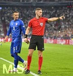 01.10.2026, Fussball UEFA Nations-League 2026/2027, 3.Spieltag, Deutschland - Serbien, in der Allianz-Arena München. v.l. Nemanja Maksimovic (Serbien) und Schiedsrichter Espen Eskas (Norwegen).