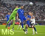 01.10.2026, Fussball UEFA Nations-League 2026/2027, 3.Spieltag, Deutschland - Serbien, in der Allianz-Arena München. v.l. Torwart Djordje Petrovic (Serbien), Nemanja Gudelj (Serbien) und Nick Woltemade (Deutschland) und Srdjan Babic (Serbien) 
