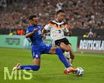 01.10.2026, Fussball UEFA Nations-League 2026/2027, 3.Spieltag, Deutschland - Serbien, in der Allianz-Arena München. Derry Scherhant (Deutschland) setzt sich durch.