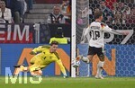 01.10.2026, Fussball UEFA Nations-League 2026/2027, 3.Spieltag, Deutschland - Serbien, in der Allianz-Arena München. v.l. Torwart Jonas Urbig (Deutschland) und Maximilian Mittelstädt (Deutschland) 