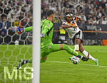 01.10.2026, Fussball UEFA Nations-League 2026/2027, 3.Spieltag, Deutschland - Serbien, in der Allianz-Arena München. v.l. Torwart Djordje Petrovic (Serbien) und Serge Gnabry (Deutschland) 