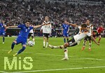 01.10.2026, Fussball UEFA Nations-League 2026/2027, 3.Spieltag, Deutschland - Serbien, in der Allianz-Arena München. Tom Bischof (Deutschland) trifft zum 1:0 vorbei Kosta Ndeljkovic (Serbien) 