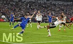 01.10.2026, Fussball UEFA Nations-League 2026/2027, 3.Spieltag, Deutschland - Serbien, in der Allianz-Arena München. Tom Bischof (Deutschland) trifft zum 1:0 vorbei Kosta Ndeljkovic (Serbien) 
