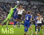 01.10.2026, Fussball UEFA Nations-League 2026/2027, 3.Spieltag, Deutschland - Serbien, in der Allianz-Arena München. v.l. Torwart Djordje Petrovic (Serbien), x und Malick Thiaw (Deutschland) 