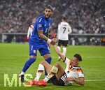 01.10.2026, Fussball UEFA Nations-League 2026/2027, 3.Spieltag, Deutschland - Serbien, in der Allianz-Arena München. Nemanja Gudelj (Serbien) hilft Derry Scherhant (Deutschland) auf die Füße