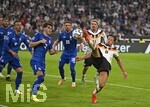 01.10.2026, Fussball UEFA Nations-League 2026/2027, 3.Spieltag, Deutschland - Serbien, in der Allianz-Arena München. v.l. Kosta Ndeljkovic (Serbien) gegen Derry Scherhant (Deutschland) 