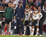 01.10.2026, Fussball UEFA Nations-League 2026/2027, 3.Spieltag, Deutschland - Serbien, in der Allianz-Arena München. v.l. Jonathan Burkardt (Deutschland), Bundestrainer Jürgen Klopp (Deutschland), Bambase Conte (Deutschland) und Mika Baur (Deutschland) 