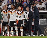 01.10.2026, Fussball UEFA Nations-League 2026/2027, 3.Spieltag, Deutschland - Serbien, in der Allianz-Arena München. v.l. Jonathan Burkardt (Deutschland), Bambase Conte (Deutschland) , Mika Baur (Deutschland) und Bundestrainer Jürgen Klopp (Deutschland) haben sichtlich Spass