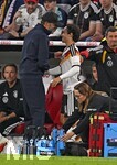 01.10.2026, Fussball UEFA Nations-League 2026/2027, 3.Spieltag, Deutschland - Serbien, in der Allianz-Arena München. Bundestrainer Jürgen Klopp (Deutschland) mit Mika Baur (Deutschland) 