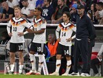01.10.2026, Fussball UEFA Nations-League 2026/2027, 3.Spieltag, Deutschland - Serbien, in der Allianz-Arena München. v.l. Jonathan Burkardt (Deutschland), Bambase Conte (Deutschland) und Mika Baur (Deutschland) und Bundestrainer Jürgen Klopp (Deutschland) 