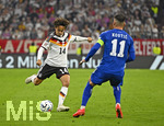 01.10.2026, Fussball UEFA Nations-League 2026/2027, 3.Spieltag, Deutschland - Serbien, in der Allianz-Arena München. v.l. Mika Baur (Deutschland) gegen Filip Kostic (Serbien) 