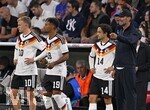 01.10.2026, Fussball UEFA Nations-League 2026/2027, 3.Spieltag, Deutschland - Serbien, in der Allianz-Arena München. v.l. Jonathan Burkardt (Deutschland), Bambase Conte (Deutschland) und Mika Baur (Deutschland) und Bundestrainer Jürgen Klopp (Deutschland) 
