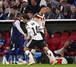 01.10.2026, Fussball UEFA Nations-League 2026/2027, 3.Spieltag, Deutschland - Serbien, in der Allianz-Arena München. Mika Baur (Deutschland) kommt ins Spiel. Derry Scherhant (Deutschland) geht raus