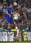 01.10.2026, Fussball UEFA Nations-League 2026/2027, 3.Spieltag, Deutschland - Serbien, in der Allianz-Arena München. v.l. Strahinja Pavlovic (Serbien) gegen Bambase Conte (Deutschland) 