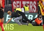 01.10.2026, Fussball UEFA Nations-League 2026/2027, 3.Spieltag, Deutschland - Serbien, in der Allianz-Arena München. Ein Flitzer wird vom Ordnungspersonal gestellt. 