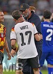 01.10.2026, Fussball UEFA Nations-League 2026/2027, 3.Spieltag, Deutschland - Serbien, in der Allianz-Arena München. Bundestrainer Jürgen Klopp (Deutschland) herzt Florian Wirtz (Deutschland) 
