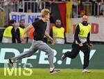 01.10.2026, Fussball UEFA Nations-League 2026/2027, 3.Spieltag, Deutschland - Serbien, in der Allianz-Arena München. Flitzer wird gestellt 