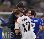 01.10.2026, Fussball UEFA Nations-League 2026/2027, 3.Spieltag, Deutschland - Serbien, in der Allianz-Arena München. v.l. Bundestrainer Jürgen Klopp (Deutschland) und Florian Wirtz (Deutschland) herzen sich
