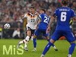 01.10.2026, Fussball UEFA Nations-League 2026/2027, 3.Spieltag, Deutschland - Serbien, in der Allianz-Arena München. v.l. Vitaly Janelt (Deutschland) gegen Lazar Samardzic (Serbien) 