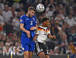 01.10.2026, Fussball UEFA Nations-League 2026/2027, 3.Spieltag, Deutschland - Serbien, in der Allianz-Arena München. v.l. Strahinja Pavlovic (Serbien) gegen Bambase Conte (Deutschland) 