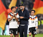01.10.2026, Fussball UEFA Nations-League 2026/2027, 3.Spieltag, Deutschland - Serbien, in der Allianz-Arena München. Bundestrainer Jürgen Klopp (Deutschland) feiert nach dem Spiel  mit Tom Bischof (Deutschland) und Mika Baur (Deutschland) 