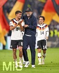 01.10.2026, Fussball UEFA Nations-League 2026/2027, 3.Spieltag, Deutschland - Serbien, in der Allianz-Arena München. Bundestrainer Jürgen Klopp (Deutschland) feiert nach dem Spiel  mit Tom Bischof (Deutschland) und Mika Baur (Deutschland) 