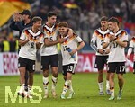 01.10.2026, Fussball UEFA Nations-League 2026/2027, 3.Spieltag, Deutschland - Serbien, in der Allianz-Arena München. v.l. Bundestrainer Jürgen Klopp (Deutschland), Tom Bischof (Deutschland), Alexander Pavlovic (Deutschland), Philipp Treu (Deutschland) und Vitaly Janelt (Deutschland) strahlen über das ganze Gesicht.