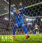 01.10.2026, Fussball UEFA Nations-League 2026/2027, 3.Spieltag, Deutschland - Serbien, in der Allianz-Arena München. Filip Kostic (Serbien) frustriert im Tornetz gefangen 