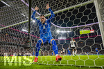 01.10.2026, Fussball UEFA Nations-League 2026/2027, 3.Spieltag, Deutschland - Serbien, in der Allianz-Arena München. Filip Kostic (Serbien) frustriert im Tornetz gefangen 