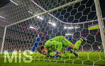 01.10.2026, Fussball UEFA Nations-League 2026/2027, 3.Spieltag, Deutschland - Serbien, in der Allianz-Arena München. Torwart Djordje Petrovic (Serbien) am Boden 