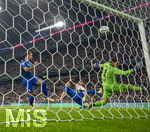 01.10.2026, Fussball UEFA Nations-League 2026/2027, 3.Spieltag, Deutschland - Serbien, in der Allianz-Arena München. Torschuss zum 1:0 von Tom Bischof (Deutschland) gegen Torwart Djordje Petrovic (Serbien) 