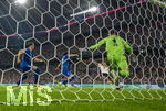 01.10.2026, Fussball UEFA Nations-League 2026/2027, 3.Spieltag, Deutschland - Serbien, in der Allianz-Arena München. Torschuss zum 1:0 von Tom Bischof (Deutschland) gegen Torwart Djordje Petrovic (Serbien) 