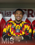 01.10.2026, Fussball UEFA Nations-League 2026/2027, 3.Spieltag, Deutschland - Serbien, in der Allianz-Arena München. Torwart Noah Atubolu (Deutschland)
gut gelaunt auf der Bank.