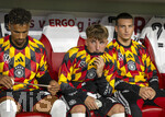 01.10.2026, Fussball UEFA Nations-League 2026/2027, 3.Spieltag, Deutschland - Serbien, in der Allianz-Arena München. v.li: Bambase Conte (Deutschland), Lennart Karl (Deutschland), Said El Mala (Deutschland)  auf der Bank 