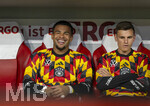 01.10.2026, Fussball UEFA Nations-League 2026/2027, 3.Spieltag, Deutschland - Serbien, in der Allianz-Arena München. v.li: Torwart Noah Atubolu (Deutschland)
 und Yannik Engelhardt (Deutschland) auf der Bank.