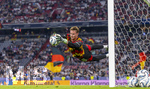 01.10.2026, Fussball UEFA Nations-League 2026/2027, 3.Spieltag, Deutschland - Serbien, in der Allianz-Arena München. Torwart Jonas Urbig (Deutschland) fliegt beim Aufwärmen durch die Luft.