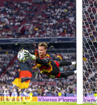01.10.2026, Fussball UEFA Nations-League 2026/2027, 3.Spieltag, Deutschland - Serbien, in der Allianz-Arena München. Torwart Jonas Urbig (Deutschland) fliegt beim Aufwärmen durch die Luft.