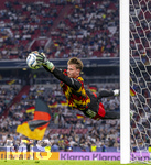 01.10.2026, Fussball UEFA Nations-League 2026/2027, 3.Spieltag, Deutschland - Serbien, in der Allianz-Arena München. Torwart Jonas Urbig (Deutschland) fliegt beim Aufwärmen durch die Luft.
