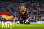 01.10.2026, Fussball UEFA Nations-League 2026/2027, 3.Spieltag, Deutschland - Serbien, in der Allianz-Arena München. Torwart Jonas Urbig (Deutschland) beim Aufwärmen am Boden.
