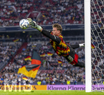 01.10.2026, Fussball UEFA Nations-League 2026/2027, 3.Spieltag, Deutschland - Serbien, in der Allianz-Arena München. Torwart Jonas Urbig (Deutschland) fliegt beim Aufwärmen durch die Luft.