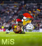 01.10.2026, Fussball UEFA Nations-League 2026/2027, 3.Spieltag, Deutschland - Serbien, in der Allianz-Arena München. Torwart Jonas Urbig (Deutschland) schaut dem Ball hinterher beim Aufwärmen.