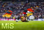 01.10.2026, Fussball UEFA Nations-League 2026/2027, 3.Spieltag, Deutschland - Serbien, in der Allianz-Arena München. Torwart Jonas Urbig (Deutschland) beim Aufwärmen am Boden.