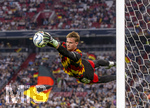 01.10.2026, Fussball UEFA Nations-League 2026/2027, 3.Spieltag, Deutschland - Serbien, in der Allianz-Arena München. Torwart Jonas Urbig (Deutschland) fliegt beim Aufwärmen durch die Luft.