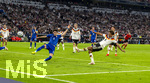 01.10.2026, Fussball UEFA Nations-League 2026/2027, 3.Spieltag, Deutschland - Serbien, in der Allianz-Arena München. Torschuss Tom Bischof (re, Deutschland) zum 1:0 gegen Kosta Ndeljkovic (Serbien) 