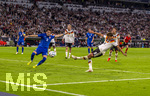 01.10.2026, Fussball UEFA Nations-League 2026/2027, 3.Spieltag, Deutschland - Serbien, in der Allianz-Arena München. Torschuss Tom Bischof (re, Deutschland) zum 1:0 gegen Kosta Ndeljkovic (Serbien) 