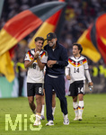 01.10.2026, Fussball UEFA Nations-League 2026/2027, 3.Spieltag, Deutschland - Serbien, in der Allianz-Arena München. v.li: Tom Bischof (Deutschland), Bundestrainer Jürgen Klopp (Deutschland) nach dem Spiel bestens gelaunt bei der Ehrenrunde